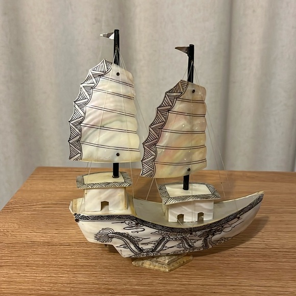 VINTAGE CHINESE MOTHER OF PEARL DRAGON BOAT SHIP SCULPTURE FREE SHIP